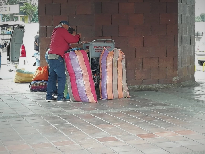 Personas con su equipaje en la Terminal