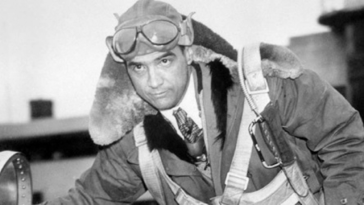 Howard Hugues en la carlinga de su avi&oacute;n el H1 Racer, con el que rompi&oacute; el r&eacute;cord de la velocidad en 1935. // Bettmann