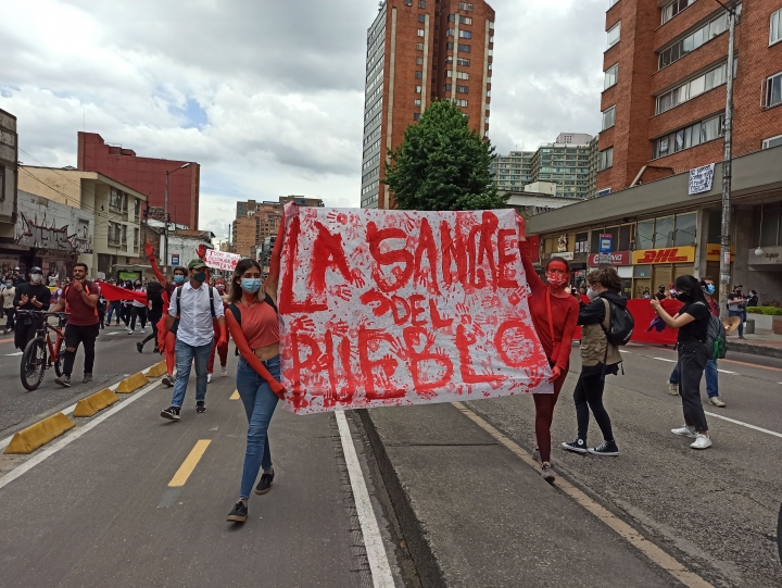Marchantes se manifiestan por medio de carteles y pancartas en contra la violencia por parte de la fuerza pública. 5/05/2021.