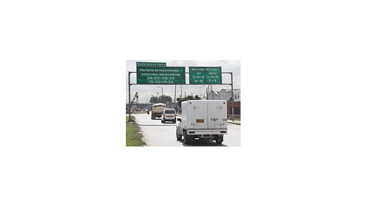 Se&ntilde;al de tr&aacute;nsito confusa en la entrada a Bogot&aacute; por Soacha.