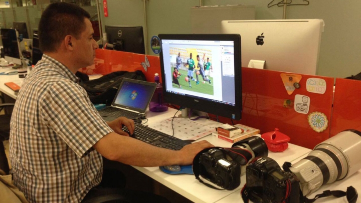Hector Fabio Zamora en las instalaciones de El Tiempo mientras edita algunas fotograf&iacute;as