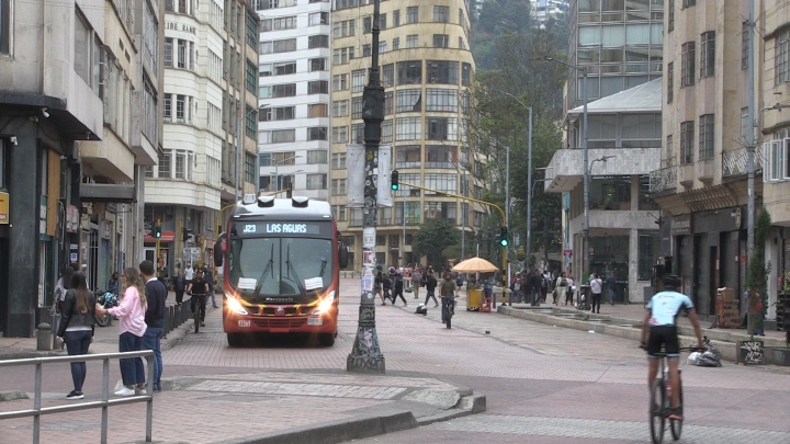 Transmilenio en estaci&oacute;n aguas