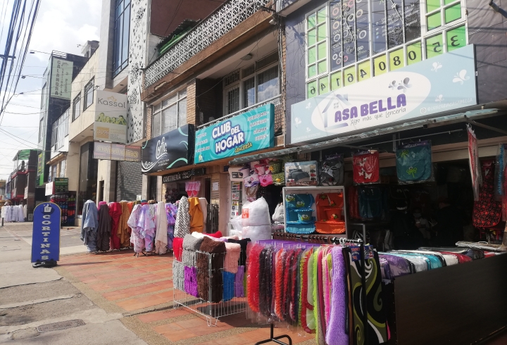El comercio de barrio se centra en la venta, al por mayor y al detal, de textiles, tanto en materia prima como en ropa