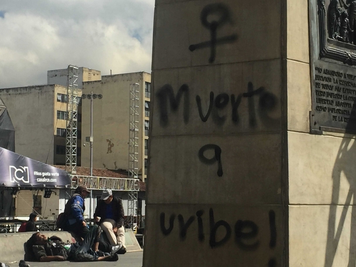 La mayoría de los graffitis de la Plaza de Bolívar atacan al expresidente Álvaro Uribe, al presidente Iván Duque, así como a las fuerzas del ESMAD.