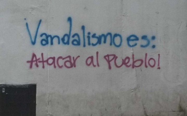 Grafiti contra los actos criminales que pasaron ayer, realizado al frente de la Universidad del Rosario.