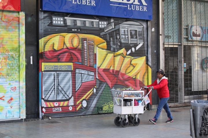 Trabajador informal en el corredor de la Carrera S&eacute;ptima.