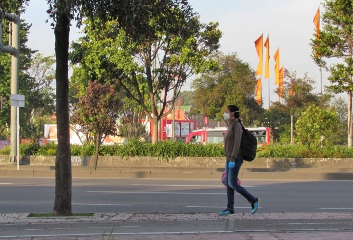 Tras la emisi&oacute;n del decreto 106 del 8 de abril de 2020 que proh&iacute;be la salida de hombres los d&iacute;as pares y de mujeres los impares, una mujer sale a la calle el primer d&iacute;a de aplicaci&oacute;n de la medida (13 de abril de 2020).