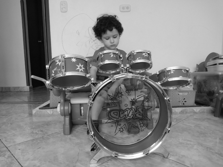 Final: Tras cerrar el concierto, Gabriel regresa de su ilusi&oacute;n, y la filarm&oacute;nica entera vuelve al mont&oacute;n de juguetes. La sinfon&iacute;a: Retrato de una infancia limitada por la pandemia.