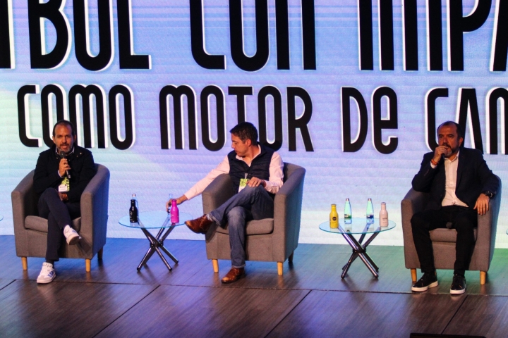 Conferencia: fútbol con impacto. Panelistas: Ernesto Lucena, delegado Peace and Sport; Deiver Montes, CEO Avalon Sports; Daniel García, director del IDRD.