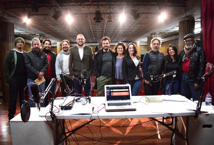 Equipo de la Corporaci&oacute;n Changua Teatro en la organizaci&oacute;n de una de sus producciones.