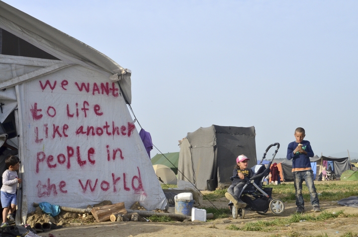 Niños en Idomeni con el mensaje &#039;We want to live like another people in the world&#039;