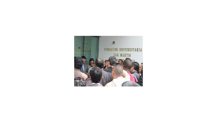 La Universidad San Mart&iacute;n intenta sobrevivir a la crisis