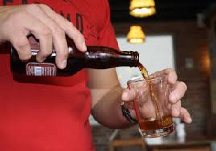 Los bares no venderán bebidas alcohólicas antes de las 10
