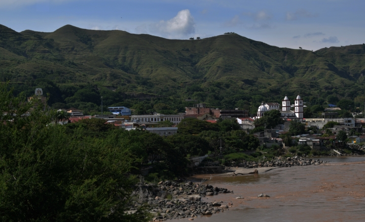 El r&iacute;o Magdalena y al fondo el pueblo de Honda