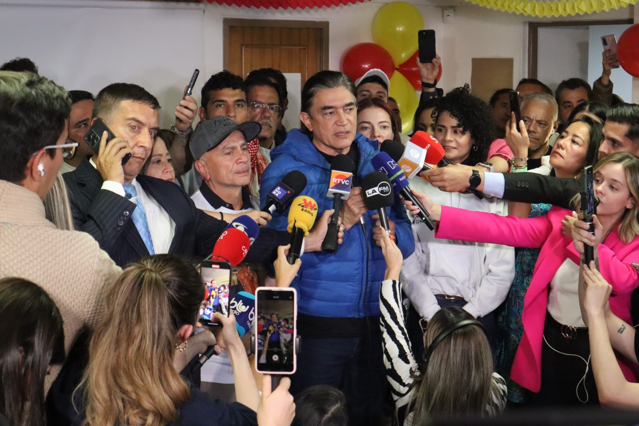 Gustavo Bolivar llega a su sede de campaña luego de que se anunciara la victoria de Galán