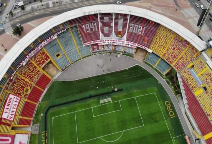 Lateral Sur del Camp&iacute;n decorada por los 80 a&ntilde;os