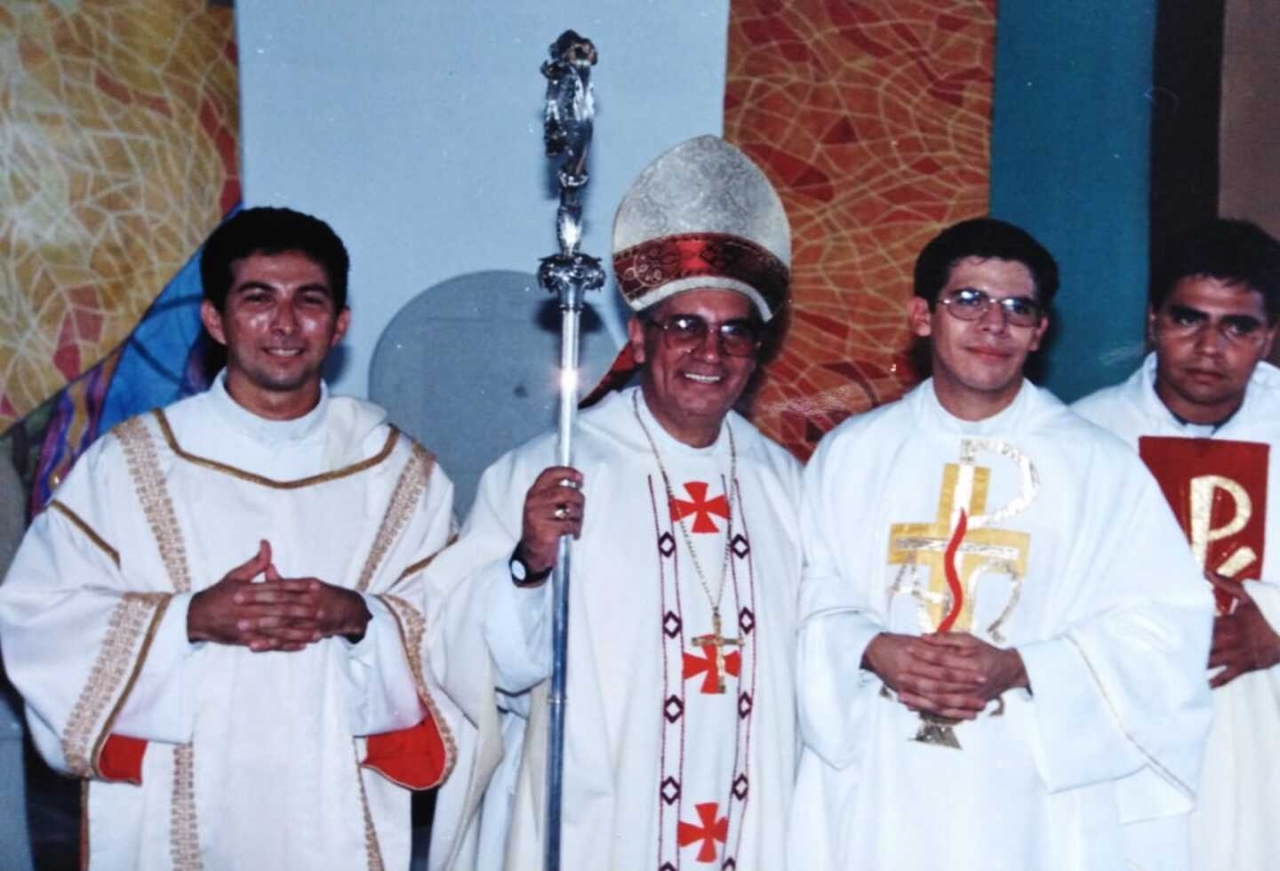 En el centro podemos ver al obispo de Barrancabermeja. A su derecha, el sacerdote Juan Carlos.|Juan Carlos junto a su esposa y sus dos hijos|||