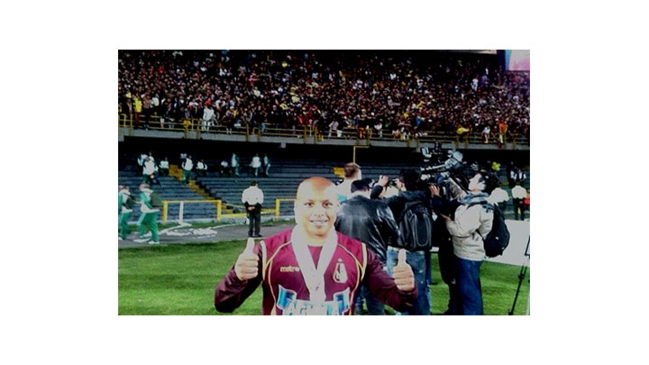 H&eacute;ctor Acu&ntilde;a, jugador del Tolima, celebra ante los fan&aacute;ticos pijaos tras la obtenci&oacute;n del t&iacute;tulo.