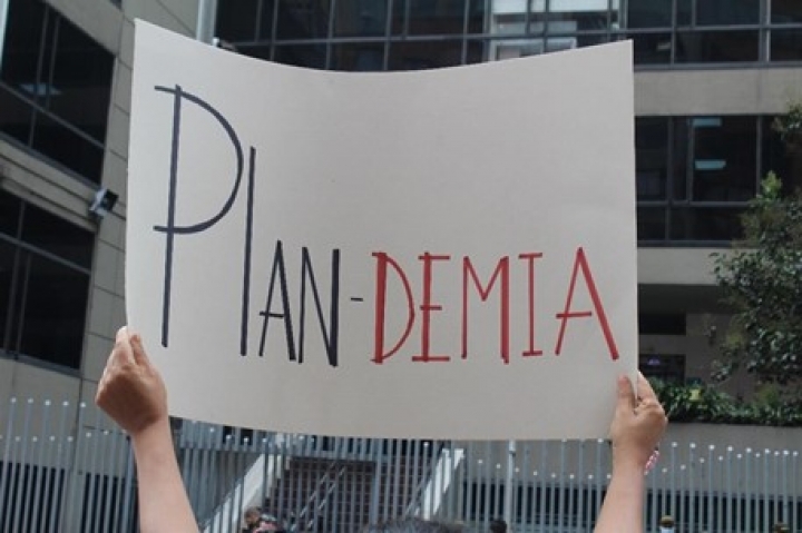 Letrero de los manifestantes ubicados frente al Ministerio de Salud: consideran que la pandemia ha sido planificada.