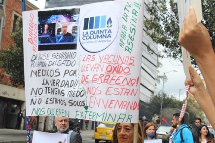 Manifestantes de ‘La quinta columna’ y su pancarta sobre fuentes y datos que soportarían sus ideas.