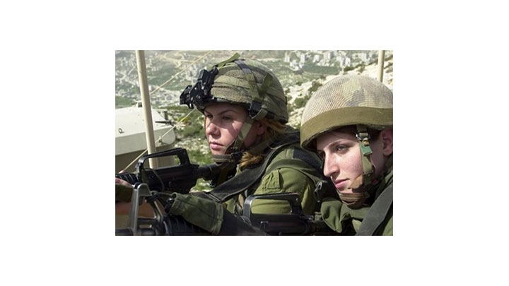 Dos militares israel&iacute;es hacen vigilancia a una base de las Fuerzas de Defensa de Israel.