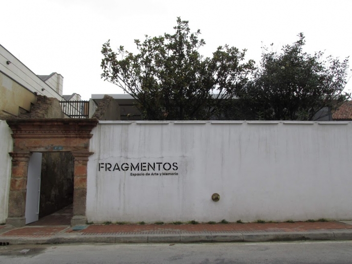 El "contramonumento" Fragmentos de Doris Salcedo fue inaugurado el 10 de diciembre de 2018.