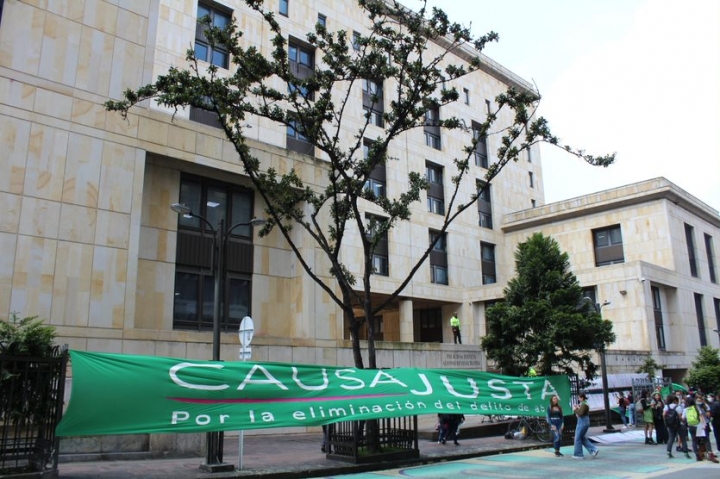 Pa&ntilde;uelo de Causa Justa extendido al frente del Palacio de Justicia