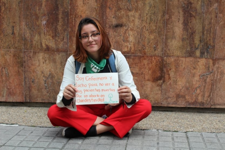 Enfermera en medio del acto simb&oacute;lico