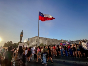 Las manifestantes se reunieron en los sitios más emblemáticos de Santiago para alzar su voz.|Mujer baila “cueca sola” por las desaparecidas en el golpe militar, en la Biblioteca Nacional.||||||
