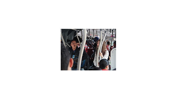 Desde las 8 a.m. Sara Botero y Mar&iacute;a Corredor se dedican a cantar en Transmilenio.