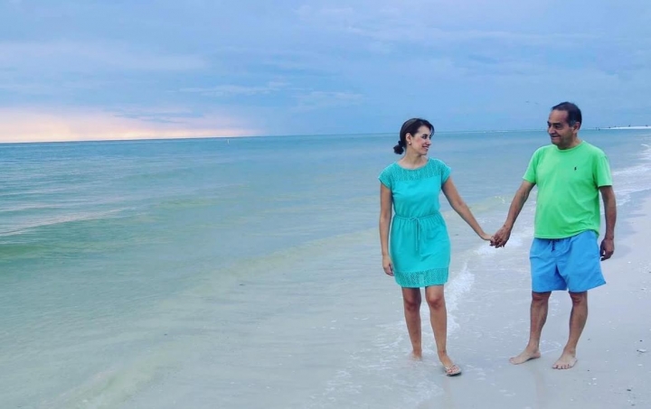 Foto 3. Catalina y Armando en la playa, con esta foto la mujer recuerda el segundo aniversario de la muerte de su esposo.