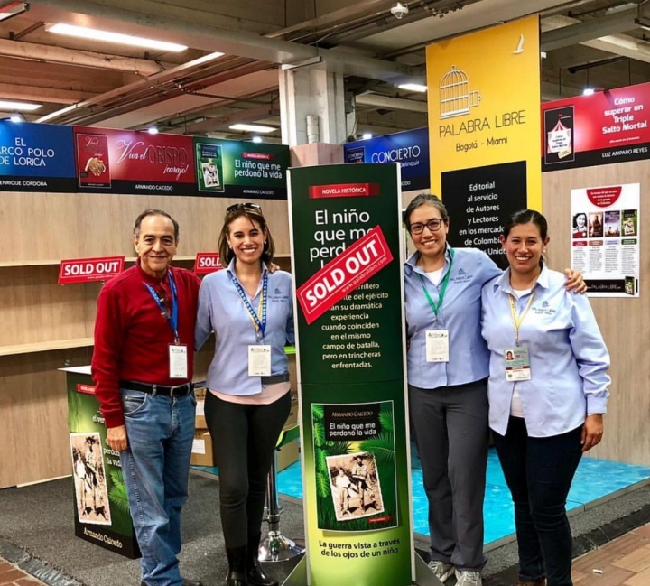 Foto 5. Catalina, Johanna, Julieta y Armando en la feria del libro del 2018.