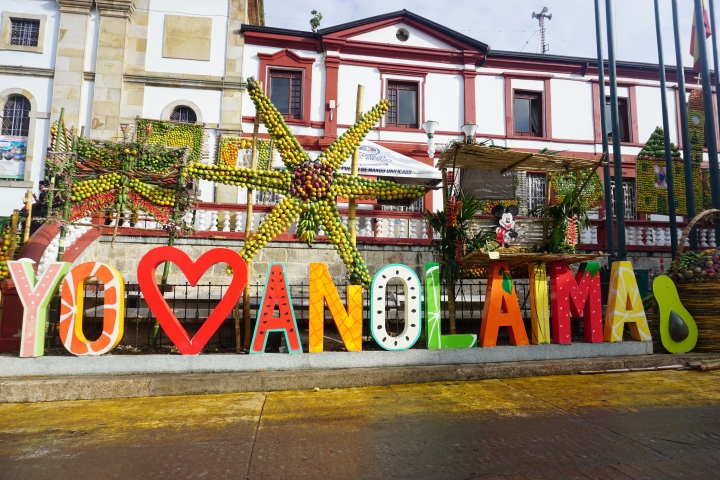 El letrero "Yo amo Anolaima" del parque central se adorna con las figuras hechas con frutas