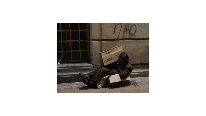 Habitante de la calle duerme detr&aacute;s del Ministerio de Agricultura