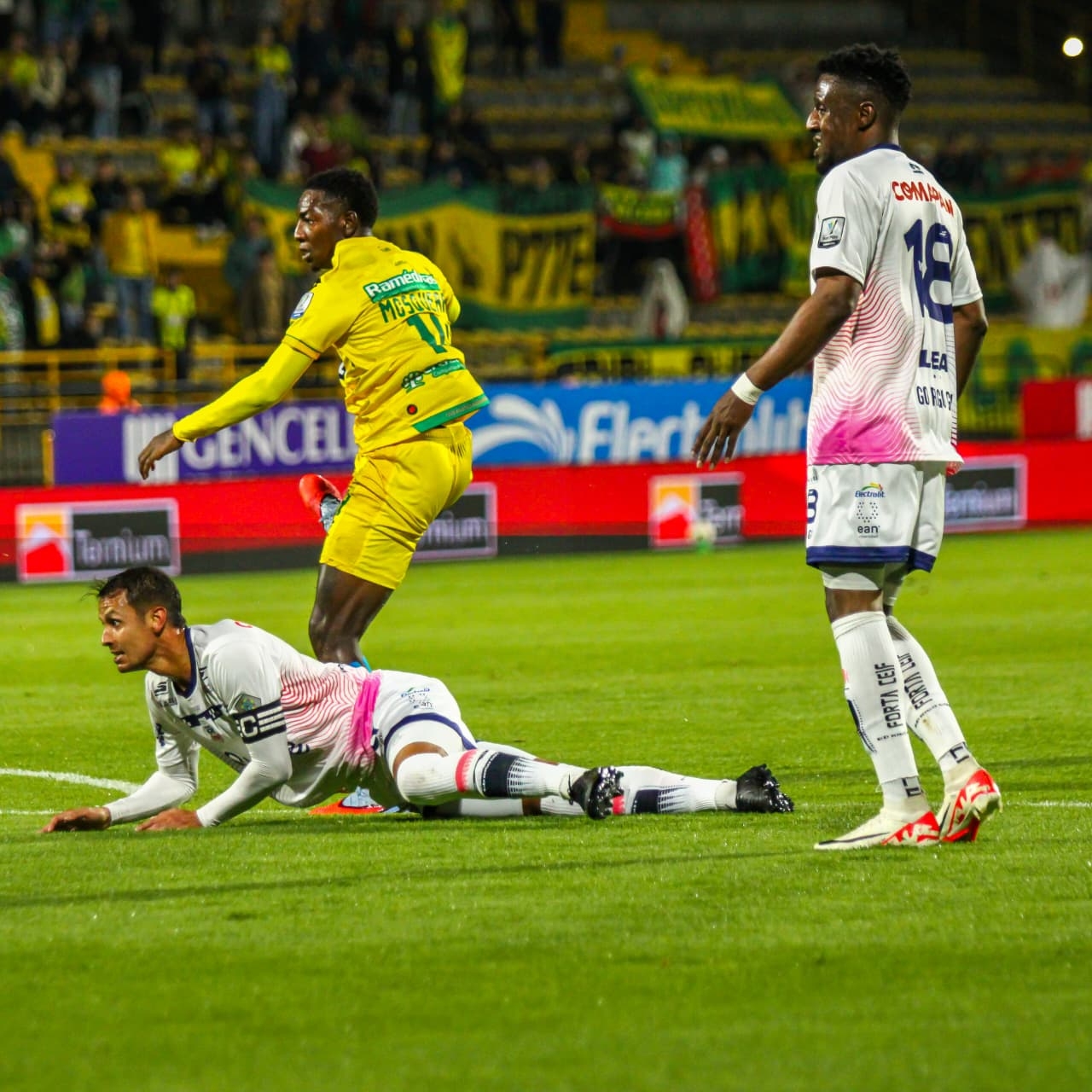 Bucaramanga selló la eliminación de Fortaleza en el Metropolitano de Techo|Fortaleza tuvo dos expulsados, lo que liquidó el encuentro|Fabián Sanbueza, capitán y líder del Bucaramanga que aún sueña con la final de diciembre|La posesión del balón fue de los leopardos con más del 68%|La hinchada de los &quot;Bucaros&quot; acompañó a su equipo y llenó el estadio|Bucaramanga sigue vivo en el grupo B aunque sus posibilidades son mínimas|Fabián Sambueza puso el 2-0 en el minuto 78 liquidando el encuentro|Fortaleza aunque se acercó varias veces al arco rival, Aldair Quintana guardameta leopardo impidió que la pelota entrara al fondo de la red.|La hinchada no paró de alentar|Fortaleza se despide de su primera participación en las finales del fútbol colombiano|||