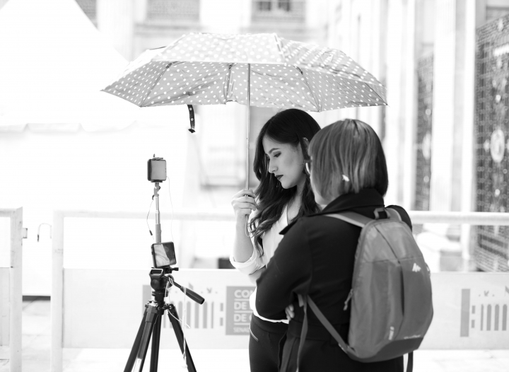 Dos j&oacute;venes periodistas colombianas graban con el tel&eacute;fono m&oacute;vil desde el Congreso de la Rep&uacute;blica