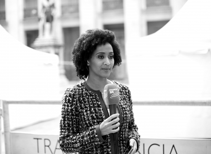 Una periodista colombiana llamada Liliana, presentadora de France 24 horas, retransmite en directo desde el Congreso de la Rep&uacute;blica