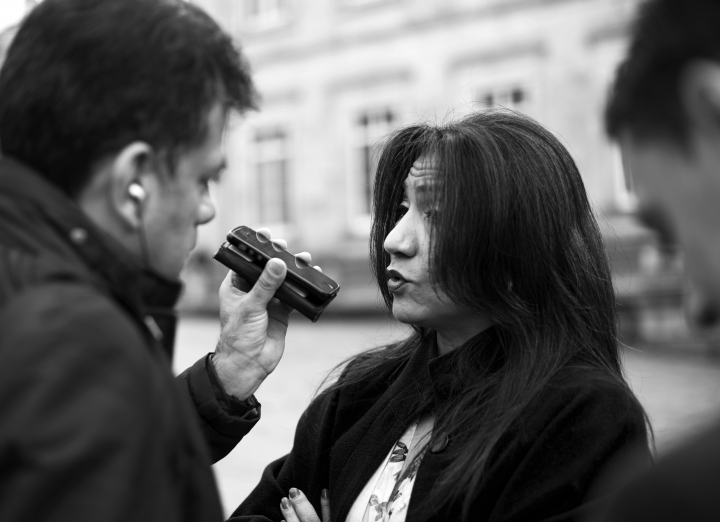 Un periodista entrevista a Yolima Carrillo, presidenta del Consejo Nacional Electoral, en la Plaza de Bol&iacute;var