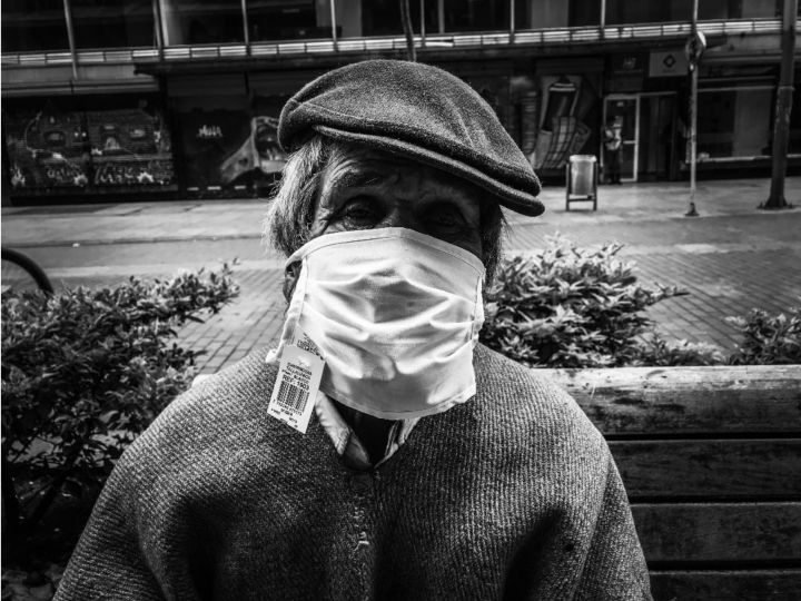 Retrato a Alberto, con tapabocas, que lleva viviendo en la calle 40 a&ntilde;os