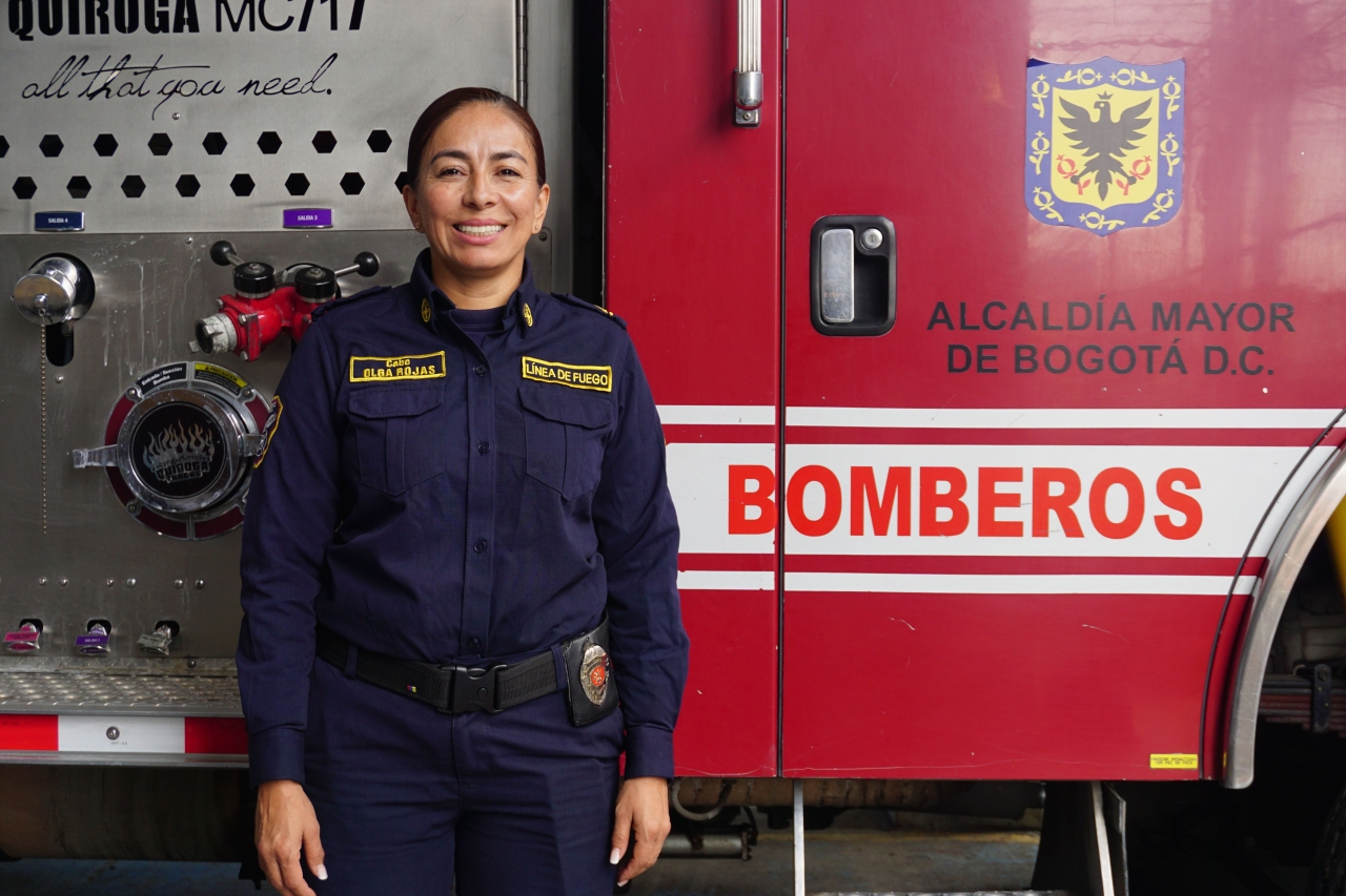 Línea de fuego: El día a día de una mujer bombero en Bogotá