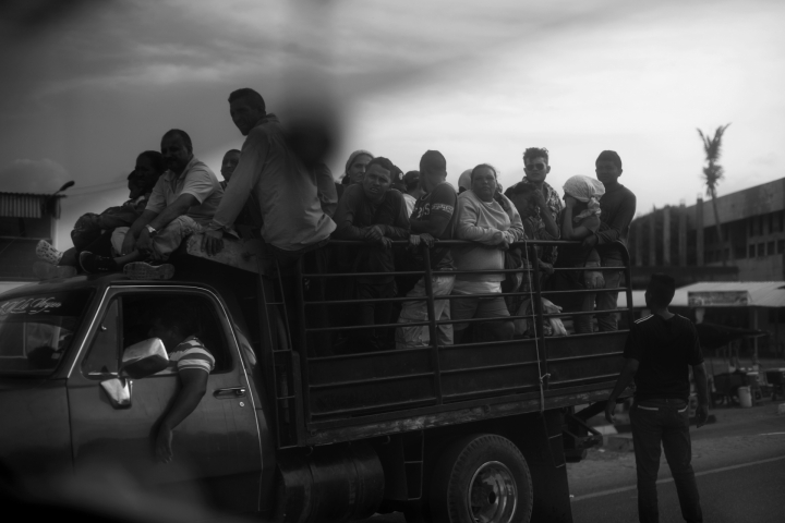 Grupo de venezolanos en la frontera Colombia/Venezuela en Paraguachón, La Guajira