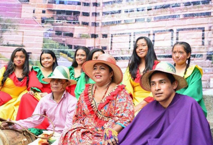 Mujeres y hombres antes de bailar la Yonna, danza tradicional del pueblo Wayúu.