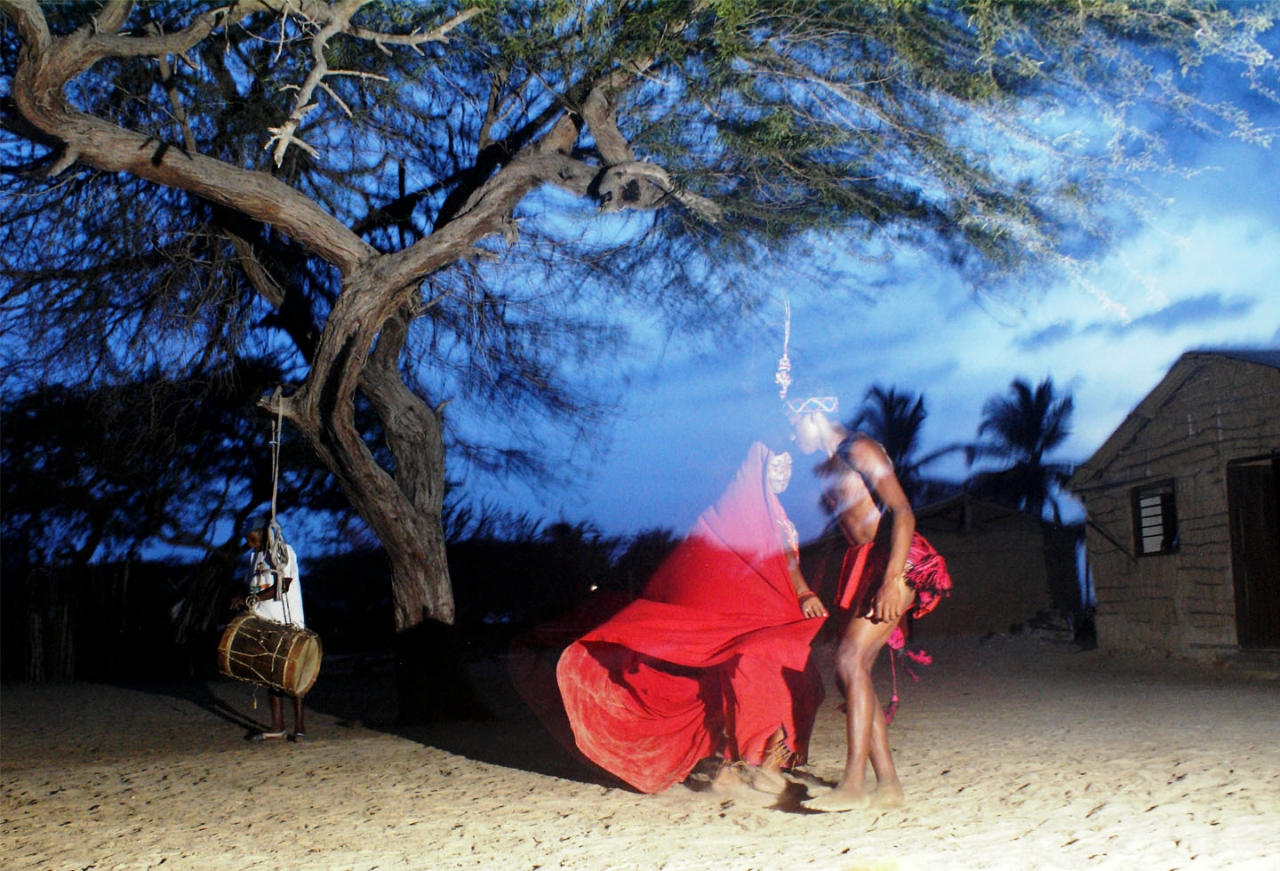 &quot;Somos el cielo&quot;: noche en Camarones, La Guajira, 2017.|Danza de la Yonna.|Estudiantes Wayúu de la Alta y media Guajira en la Universidad Externado de Colombia. Créditos: Heidy Gómez Vangrieken|Mujeres y hombres antes de bailar la Yonna, danza tradicional del pueblo Wayúu.|Toque de la kasha y presentación de la Yonna.|||