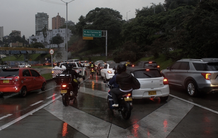 Tr&aacute;fico de Bogot&aacute; bajo la lluvia
