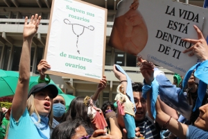 Plantón a favor y en contra de la despenalización del aborto en Colombia|Plantón a favor y en contra de la despenalización del aborto en Colombia|Plantón a favor y en contra de la despenalización del aborto en Colombia|||||
