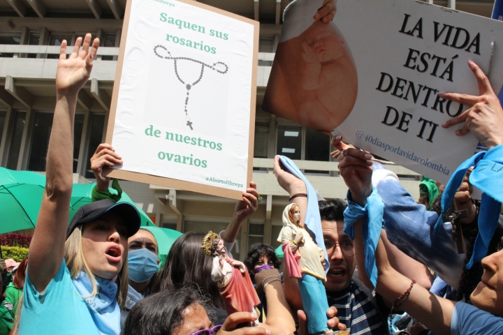 Plantón a favor y en contra de la despenalización del aborto en Colombia