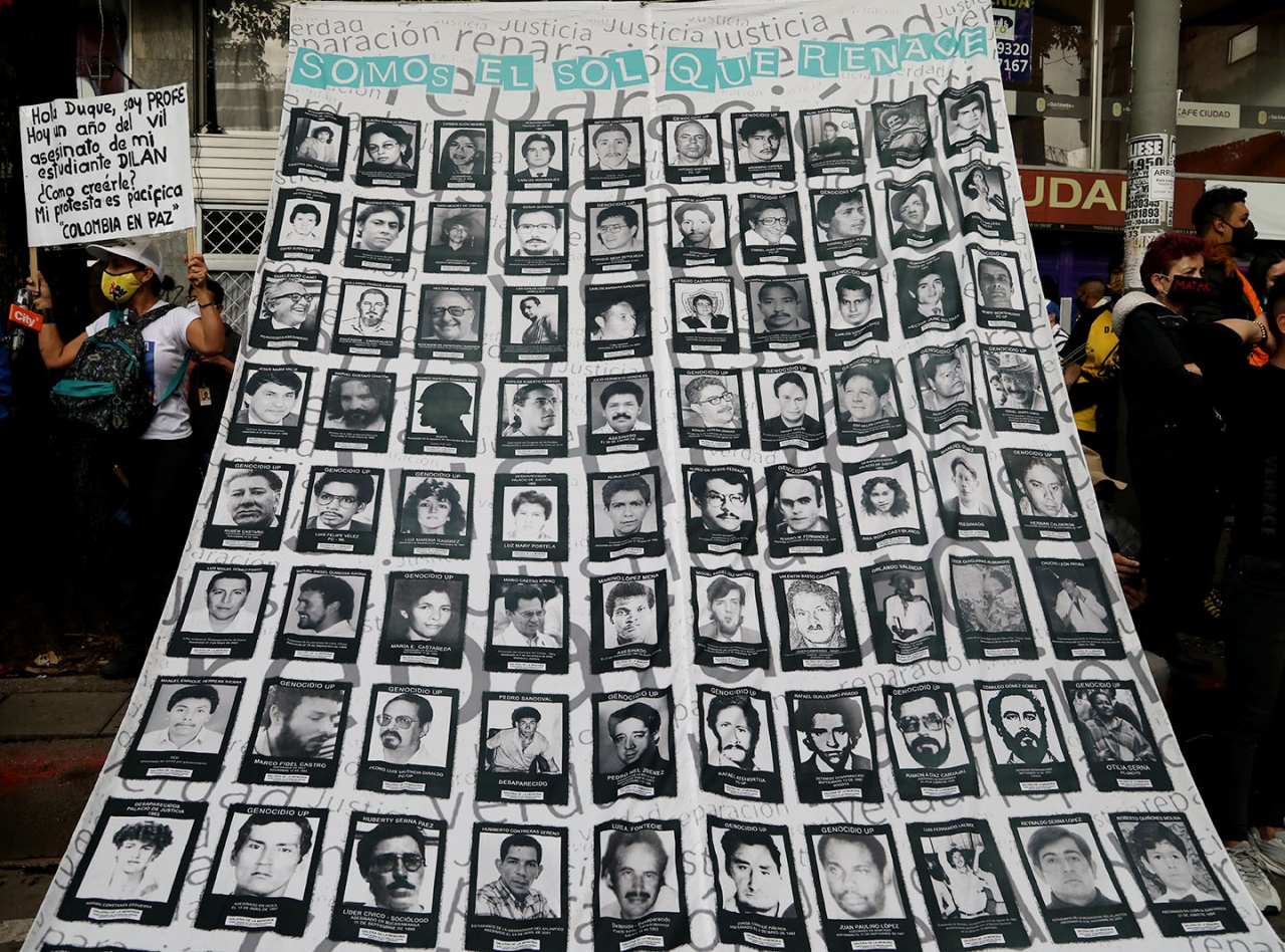 Retratos de personas asesinadas en Colombia, cartel en la calle 19 de Bogotá al conmemorarse un año de la muerte de Dilan Cruz, el 23 de noviembre de 2020|||