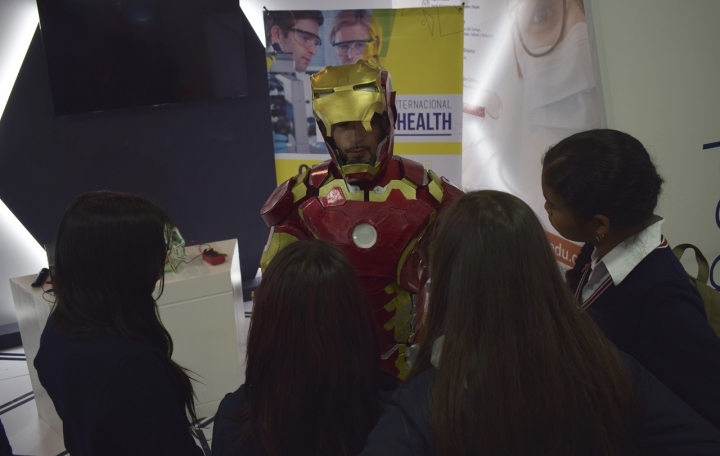 &quot;Iron Man&quot; estuvo en la feria acercando a los jóvenes en la Ciencia