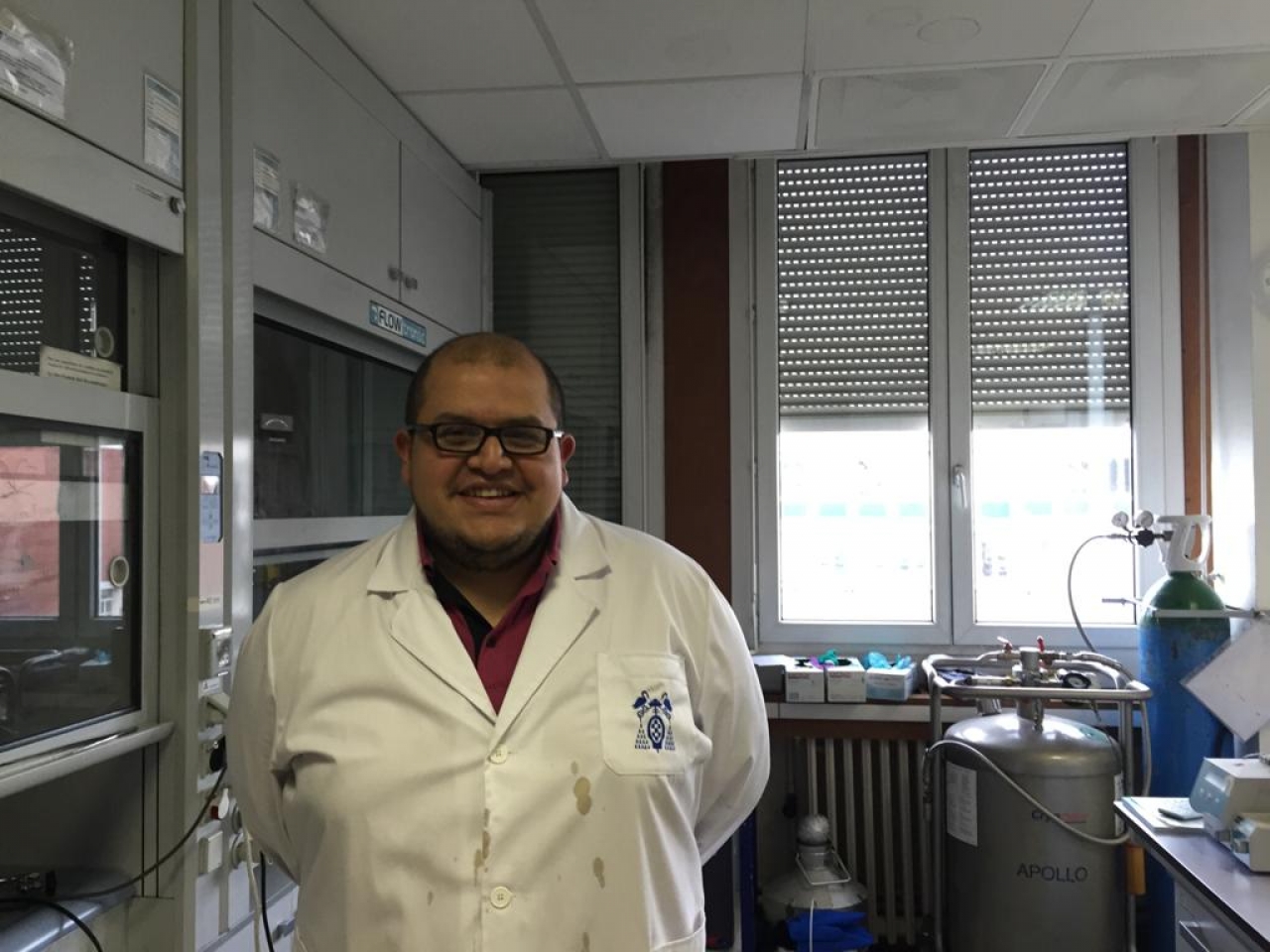 El científico Edwin Baquero en el Laboratorio de Física y Química de Nano Objetos en Toulouse, Francia. 2015.|||