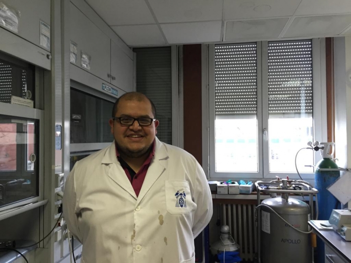 El cient&iacute;fico Edwin Baquero en el Laboratorio de F&iacute;sica y Qu&iacute;mica de Nano Objetos en Toulouse, Francia. 2015.